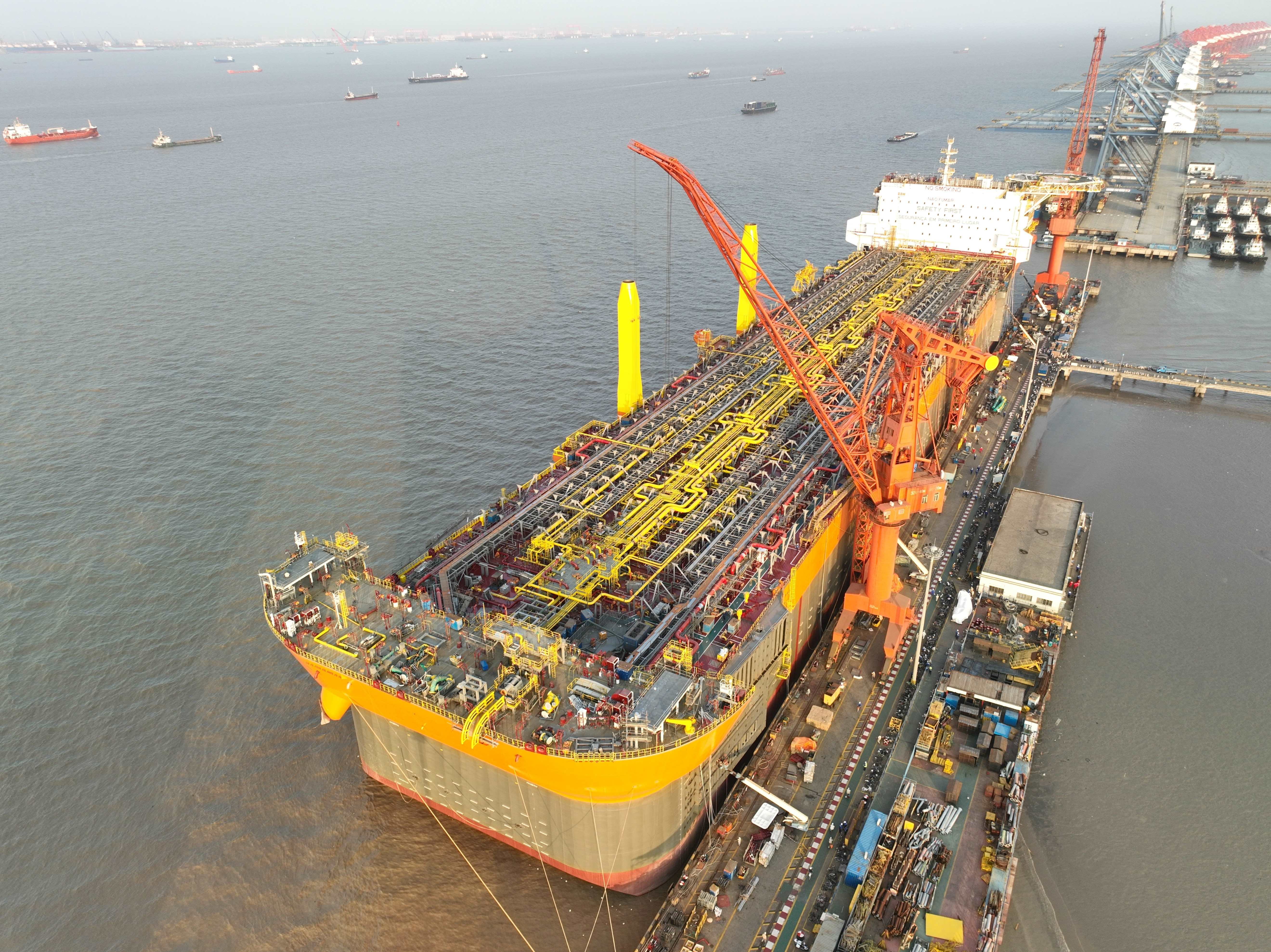 圖6：2023年 4月5日，外高橋造船建造的“通用型”海上浮式生產(chǎn)儲油船（FPSO）四號船簽字交付.jpg